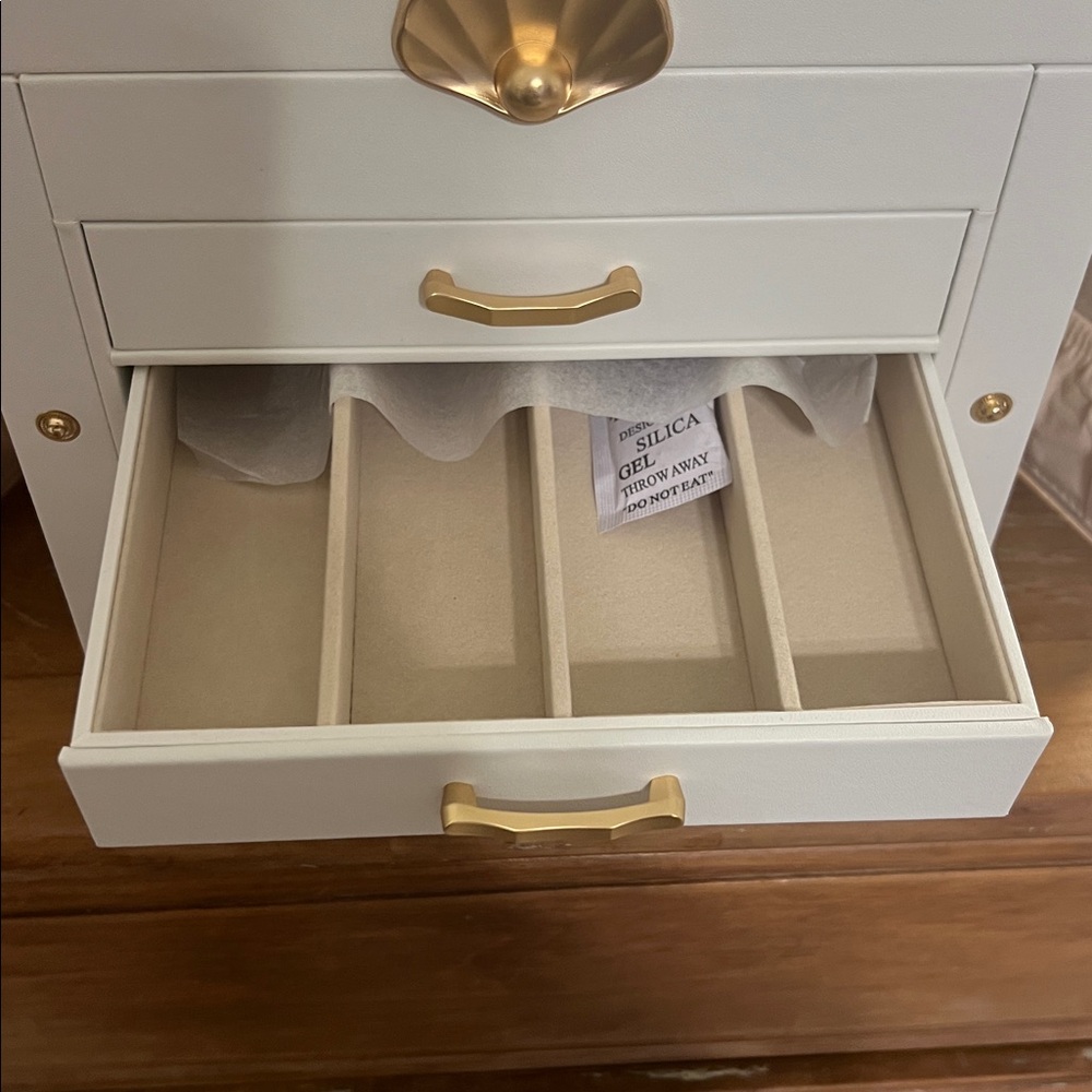 White Seashell Jewelry box with Gold Accents NWT - Picture 9 of 12